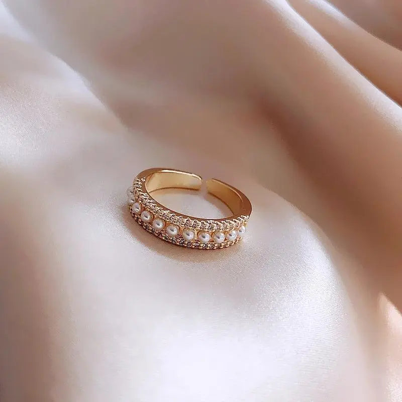 Gold and Pearl Lyxring