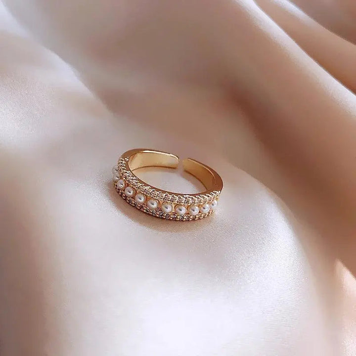 Gold and Pearl Lyxring