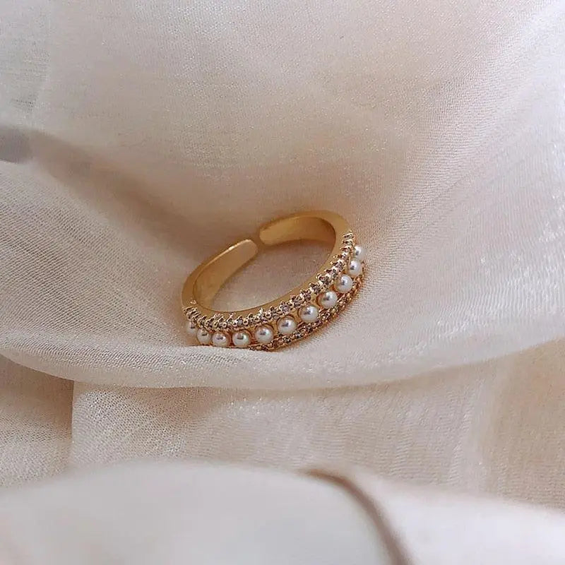 Gold and Pearl Lyxring
